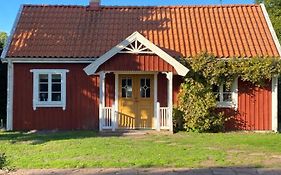 Bo i egen stuga på härlig ölandsgård